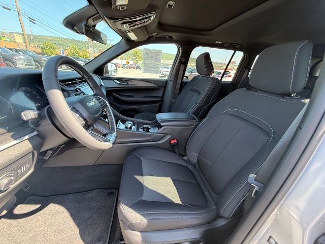 2025 Jeep Grand Cherokee Laredo X 4x4