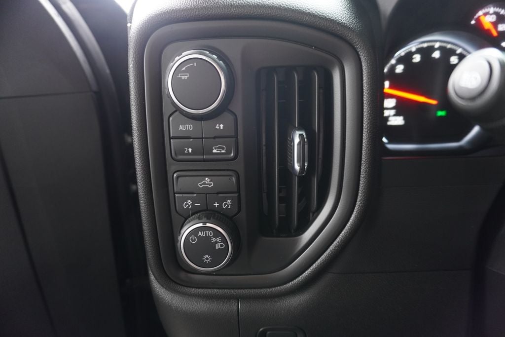 2024 Chevrolet Silverado 1500 4WD Crew Cab Short Bed Custom
