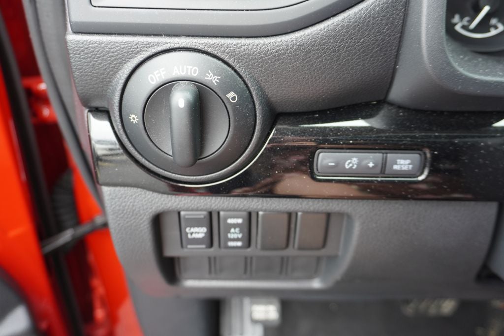 2024 Nissan TITAN Crew Cab SV 4x4