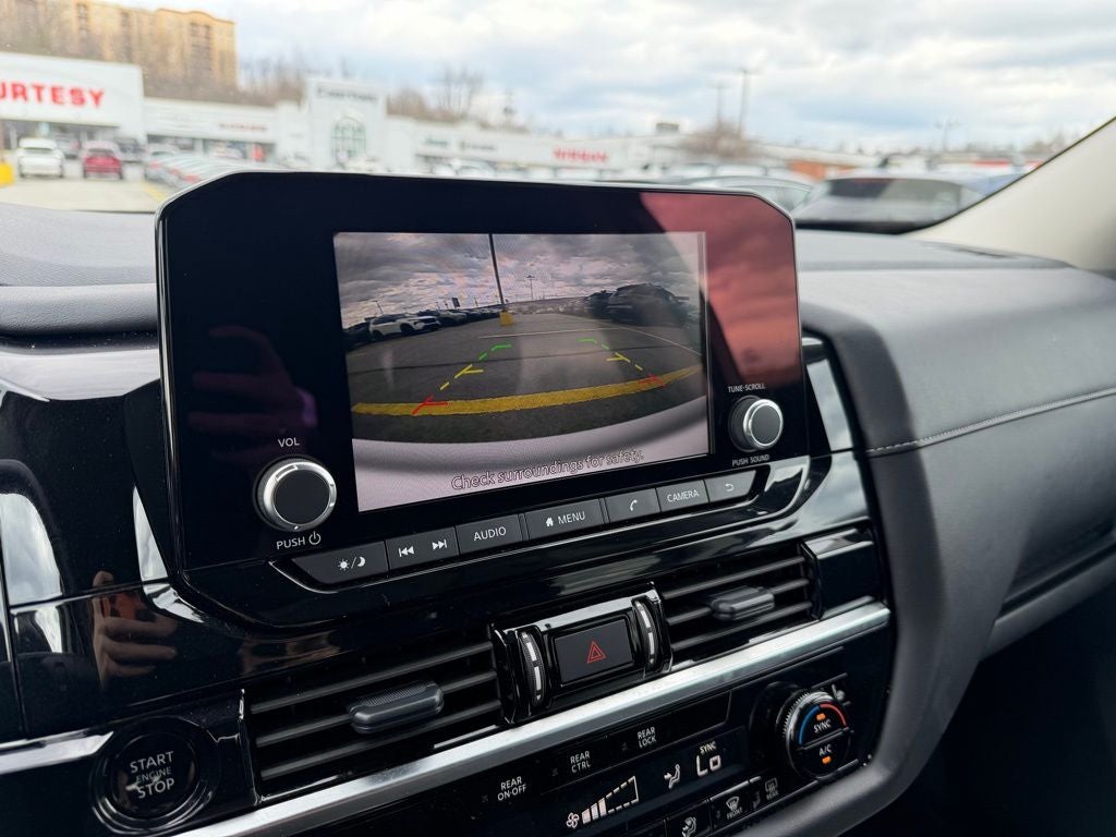 2025 Nissan Pathfinder SV