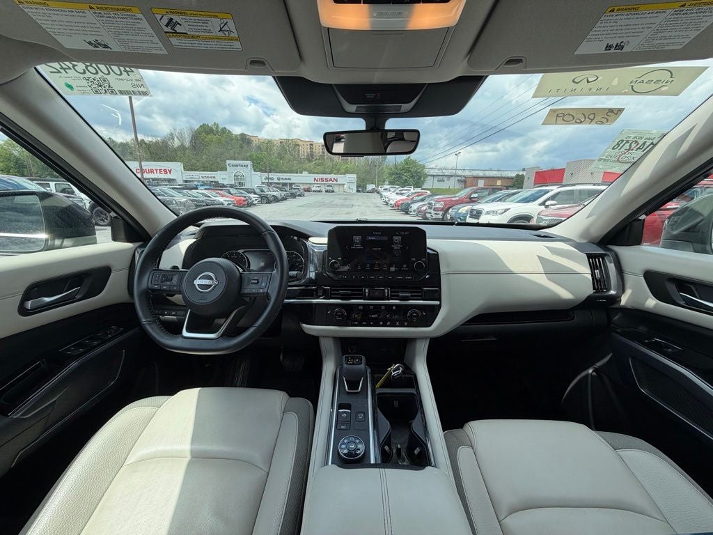 2025 Nissan Pathfinder SL