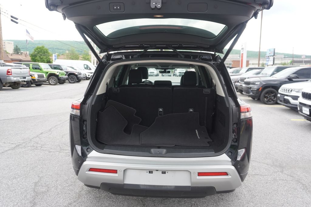 2025 Nissan Pathfinder SL