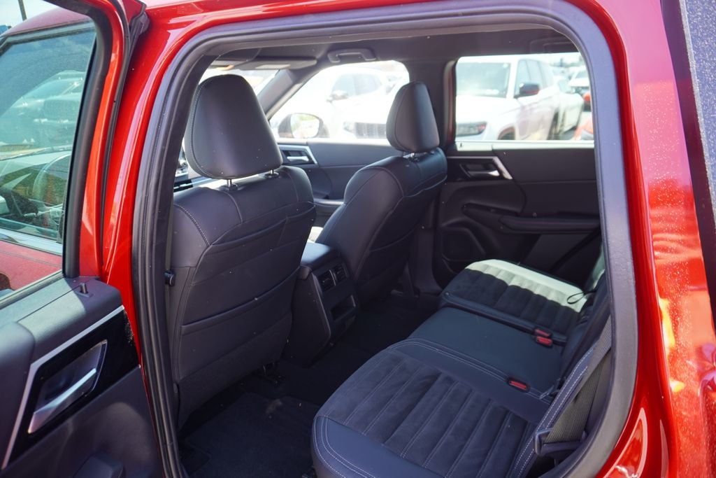 2023 Mitsubishi Outlander Base