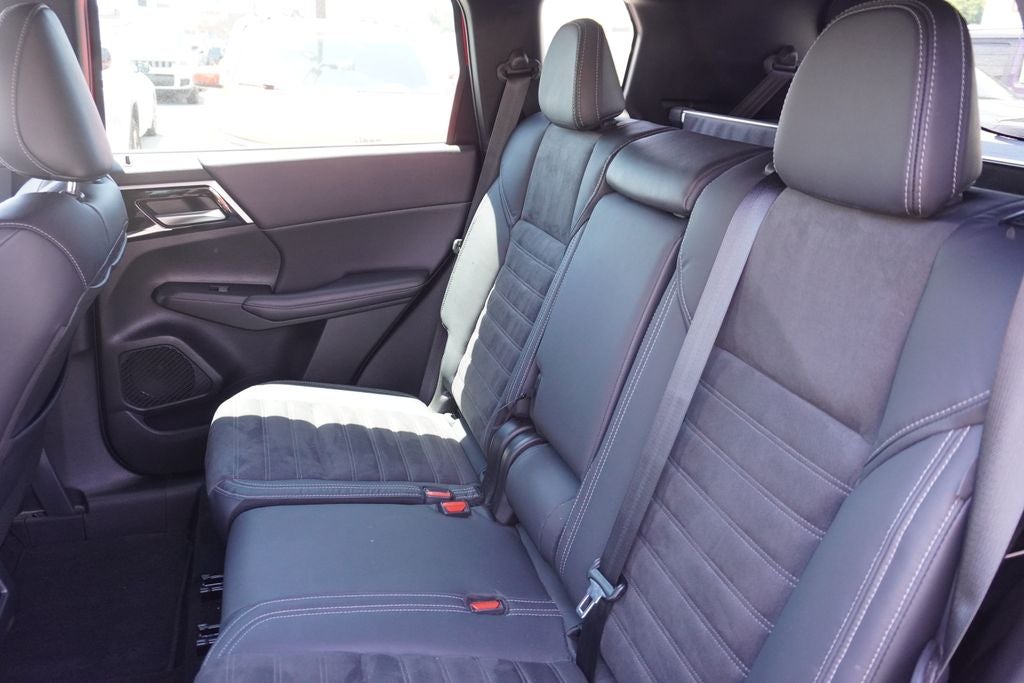 2023 Mitsubishi Outlander Base