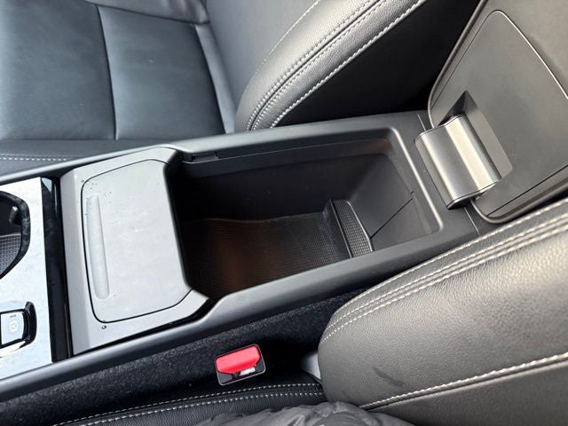 2025 Volvo XC40 B5 Ultra Dark Theme