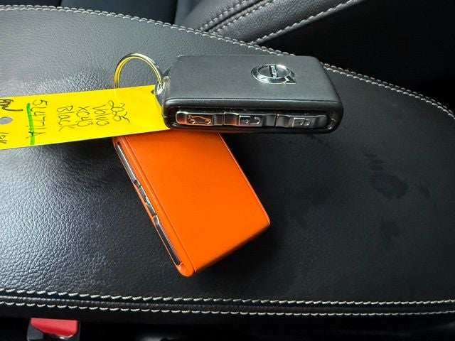 2025 Volvo XC40 B5 Ultra Dark Theme